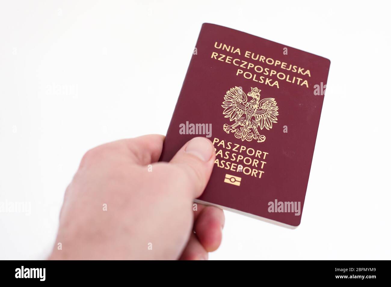 Tschenstochau, Polen - 18. April 2020: Reisepass der Europäischen Union Republik Polen auf weißem Hintergrund in der Hand Stockfoto