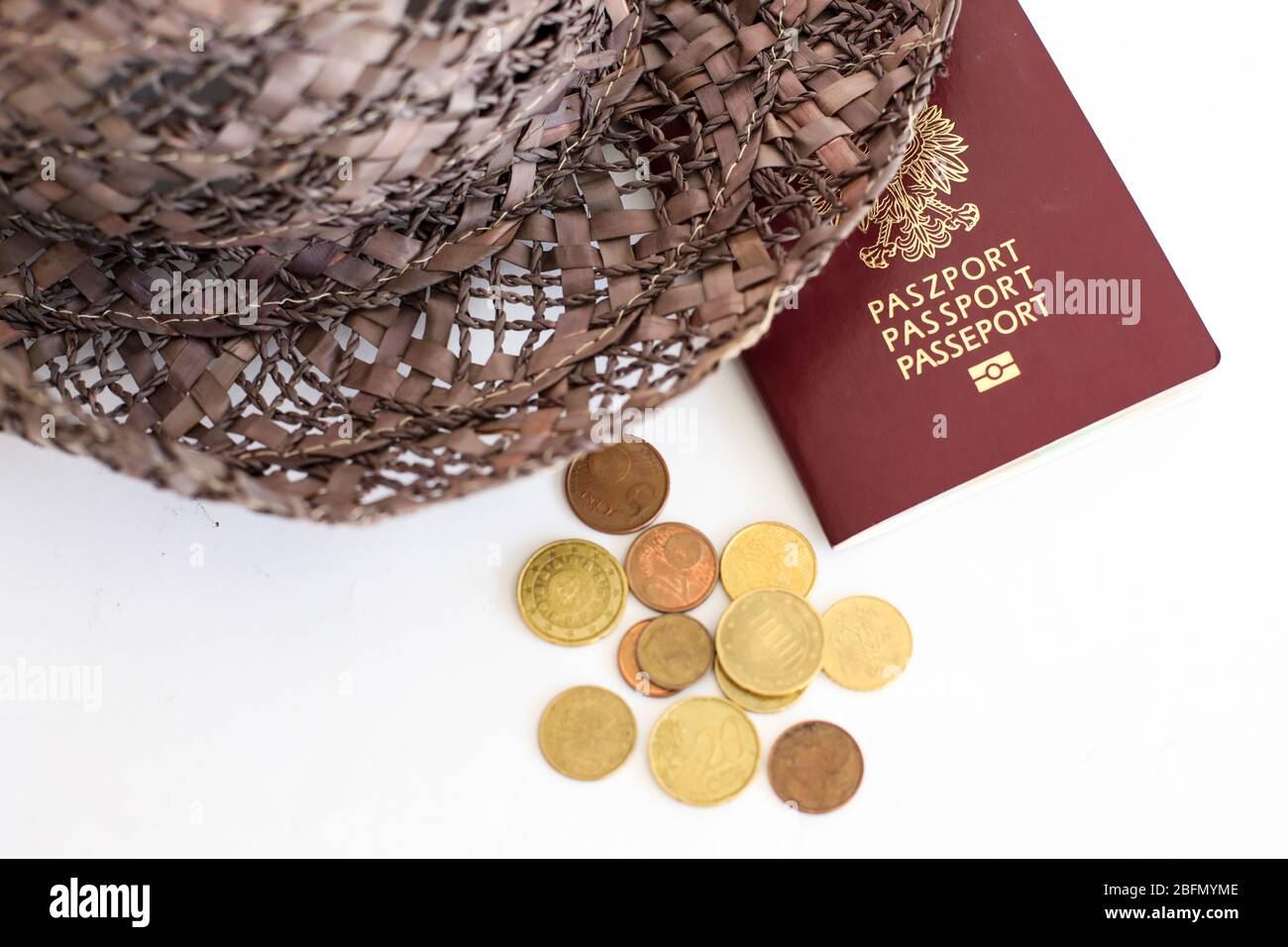 Tschenstochau, Polen - 18. April 2020: Europäische Union Republik Polen Reisepass, Sommerhut und Geld auf weißem Hintergrund Stockfoto