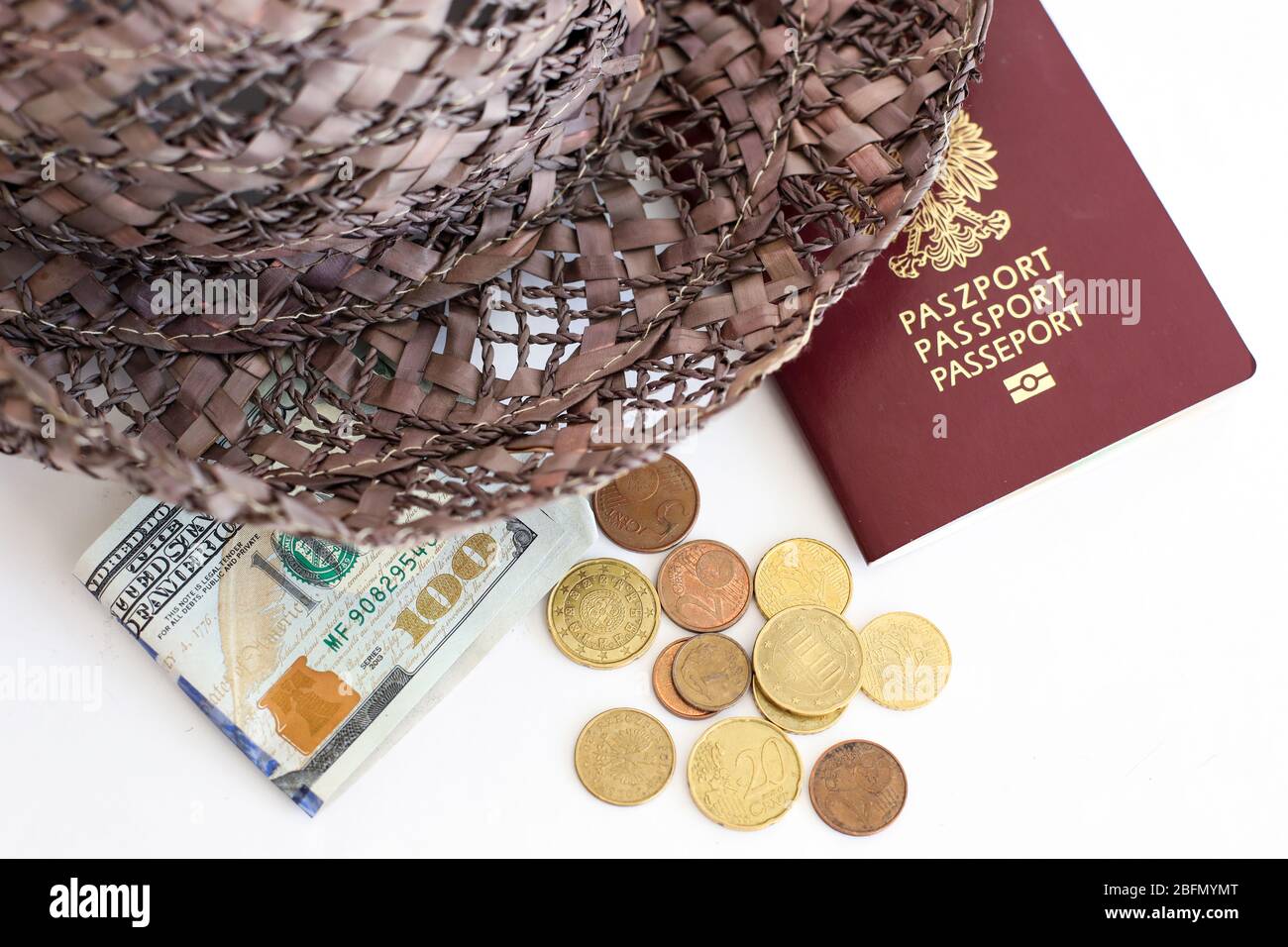 Tschenstochau, Polen - 18. April 2020: Europäische Union Republik Polen Reisepass, Sommerhut und Geld auf weißem Hintergrund Stockfoto