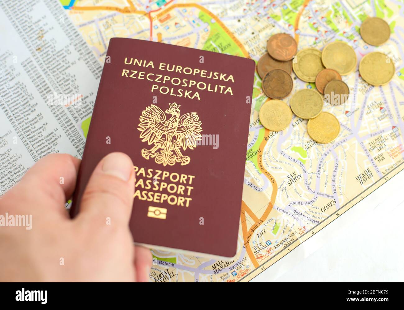 Tschenstochau, Polen - 18. April 2020: Europäische Union Republik Polen Pass und Geld vor dem Hintergrund des Stadtplans Stockfoto