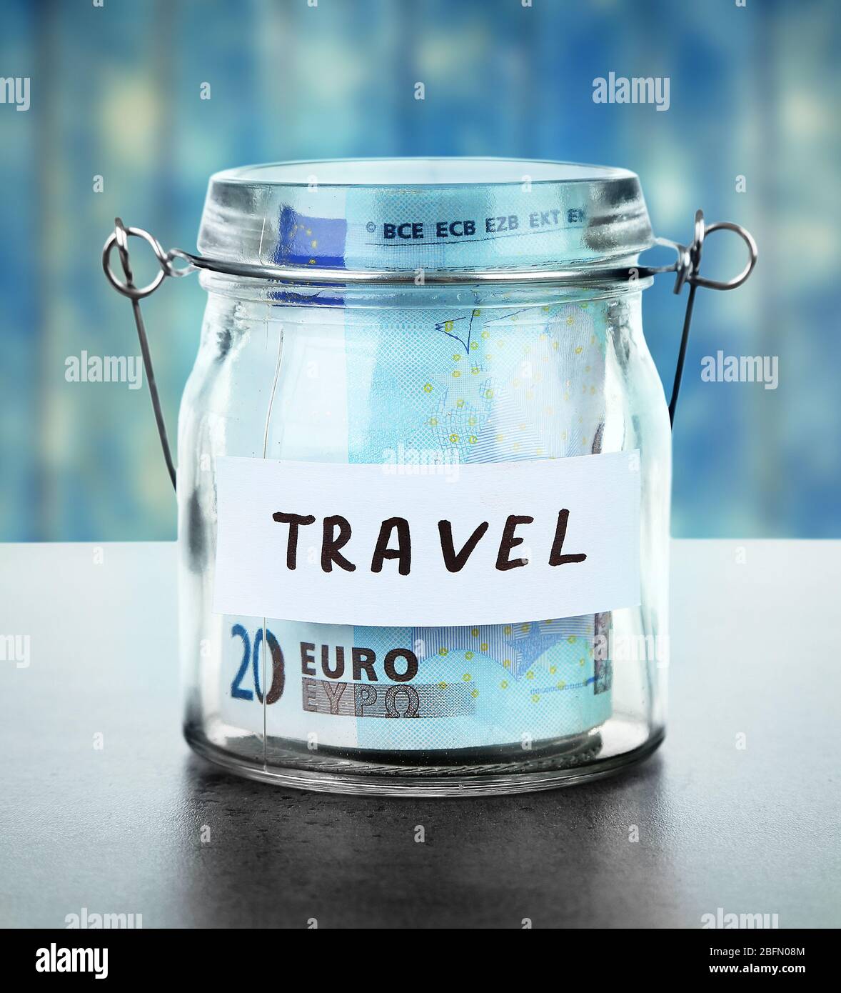 Glas für Einsparungen voll von Banknoten auf Holzhintergrund Stockfoto