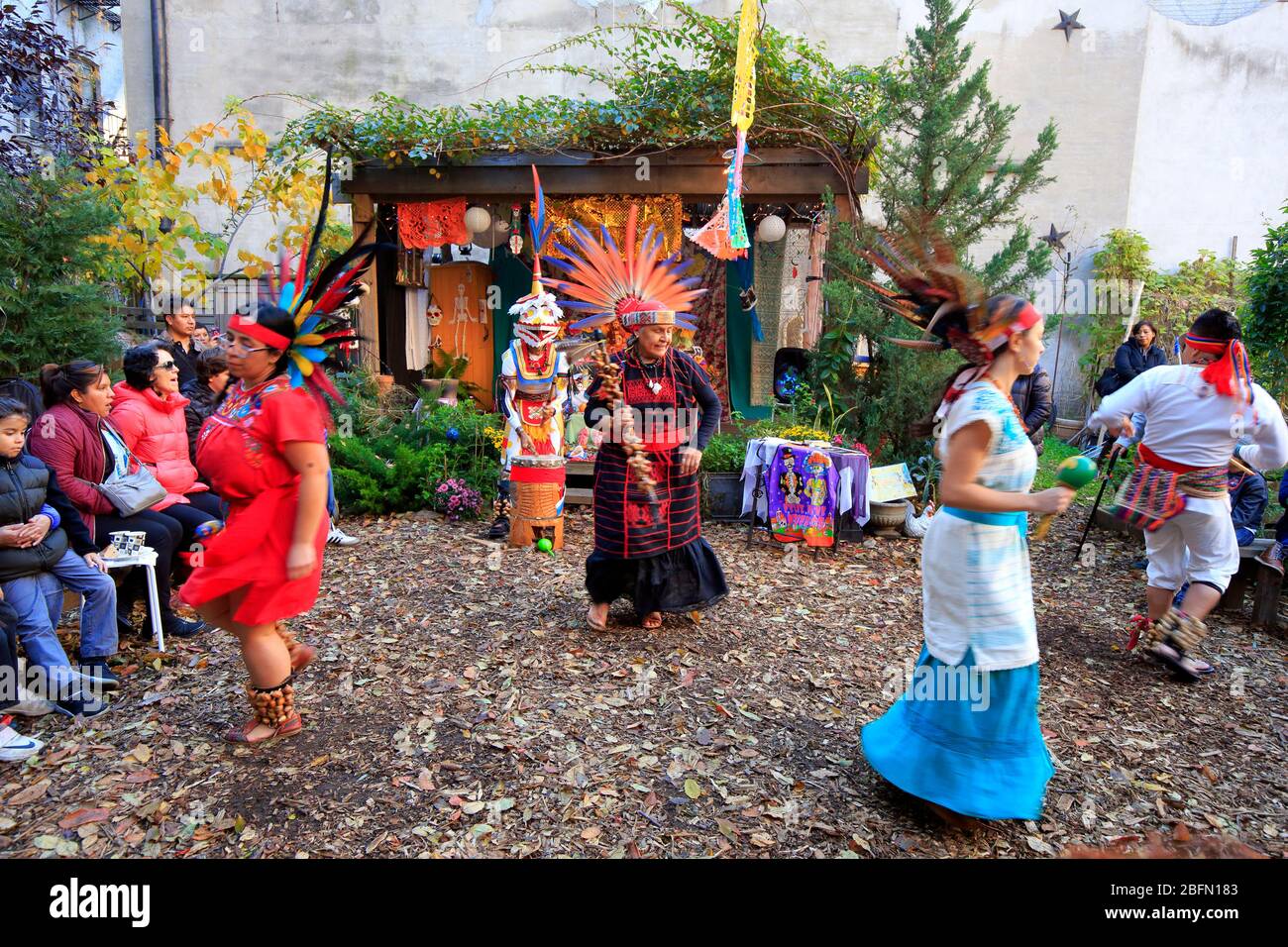 Dias de los Muertos Feier mit Cetiliztli Nauhcampa Tänzern im Campos Community Garden in Manhattan East Village, New York, 4. November 2018 Stockfoto