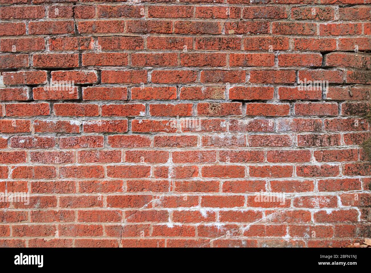 Alte, verwitterte Ziegelwand für Hintergrund. Stockfoto