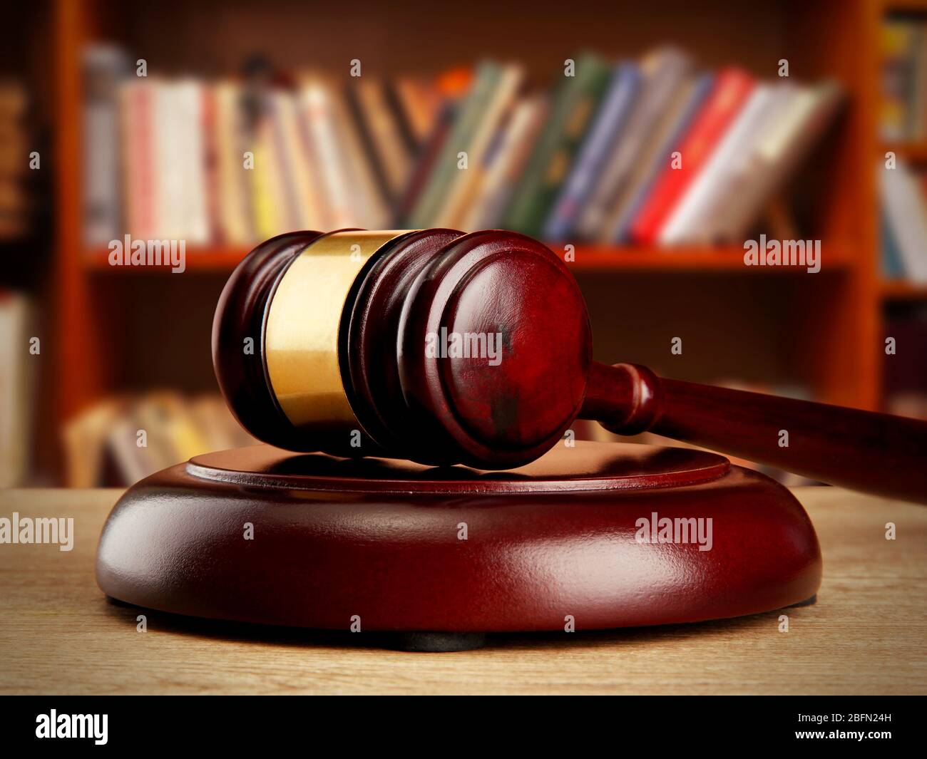 Richter gavel auf Holztisch auf Bücherregale Hintergrund Stockfoto