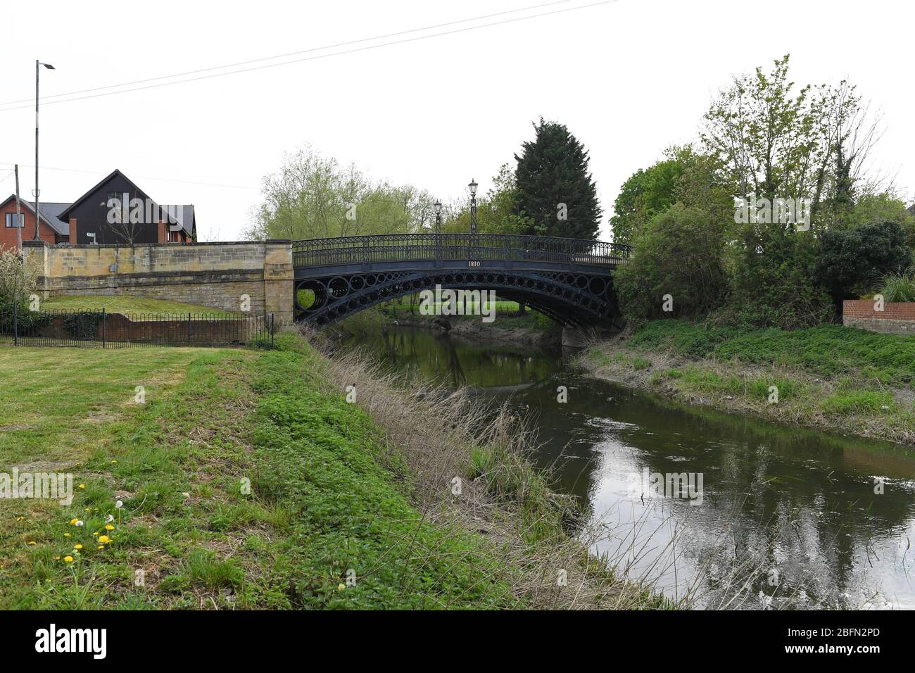 Newport Pagnell Milton Keynes Bucks Iron Bridge und Stadtzentrum Stockfoto