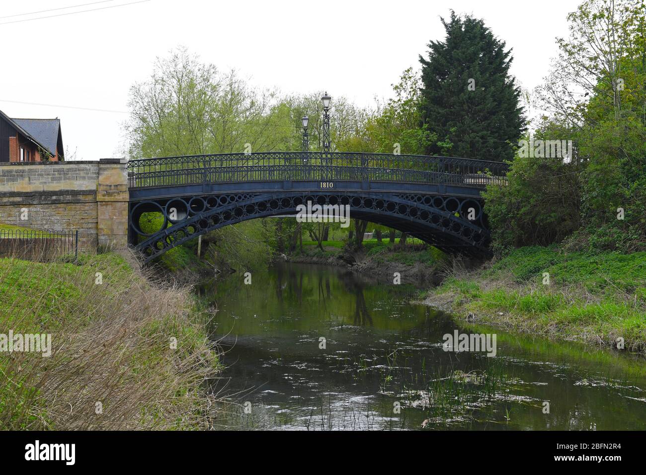 Newport Pagnell Milton Keynes Bucks Iron Bridge und Stadtzentrum Stockfoto