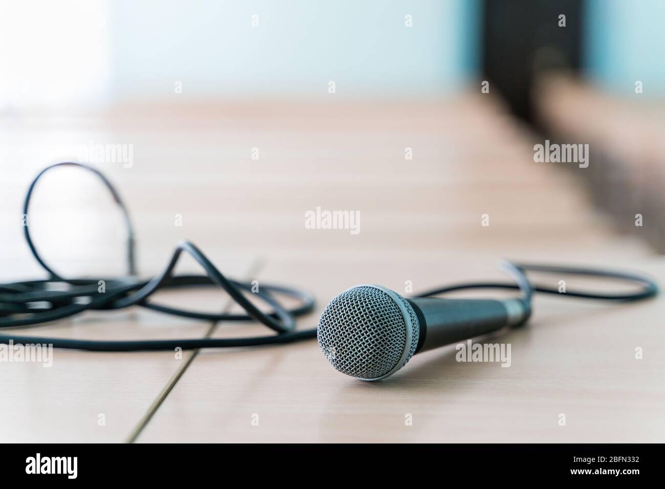 Mikrofon auf einem Tisch in einem leeren Klassenzimmer für Vorträge Stockfoto