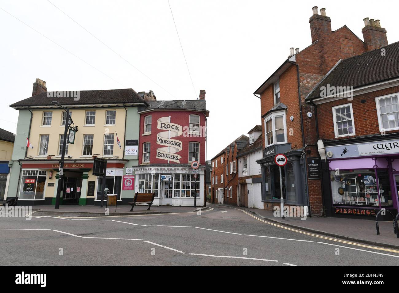 Newport Pagnell Milton Keynes Bucks Iron Bridge und Stadtzentrum Stockfoto