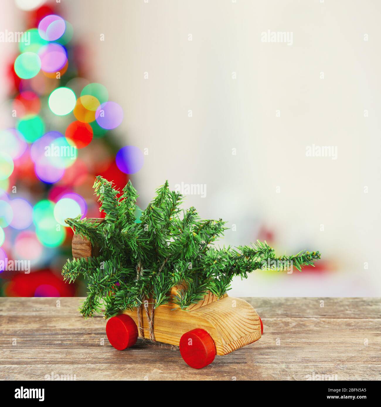 Miniatur-Auto auf Holz Hintergrund mit weihnachtslicht, Urlaub