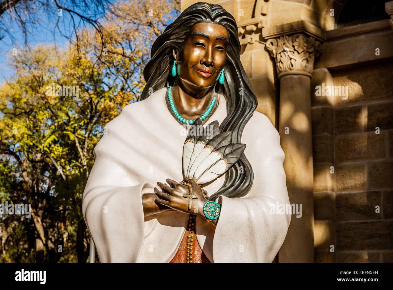 Die Bronzestatue der heiligen Kateri Tekakwitha, die von der Künstlerin Estella Loretto, der ersten indianischen Frau, die heilig gesprochen wurde, geschaffen wurde, in Santa Fe, NM. USA. Stockfoto