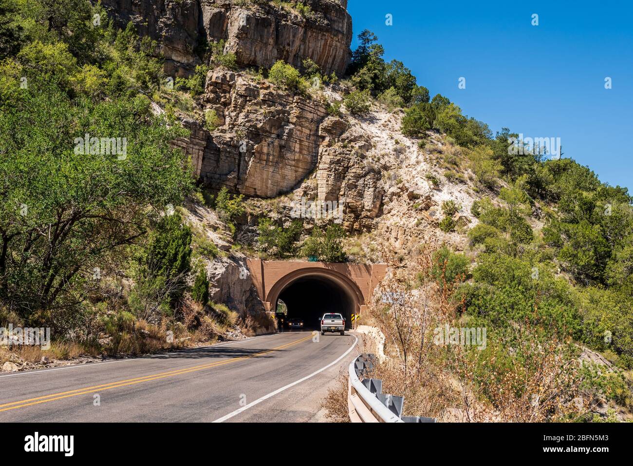 Cloudcroft Tunnel auf US Highway 82 zwischen Alamogordo und Cloudcroft, New Mexico, USA Stockfoto Cloudcroft Tunnel auf US Highway 82 zwischen Alamogordo und Cloudcroft, New Mexico, USA Stockfoto