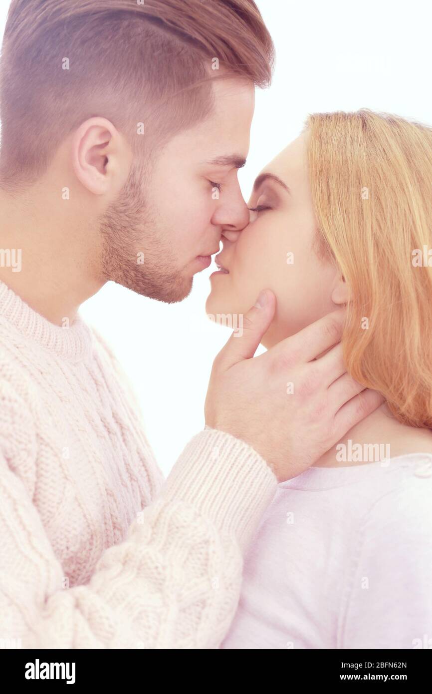 Junges Paar in der Liebe küssen, Nahaufnahme Stockfoto