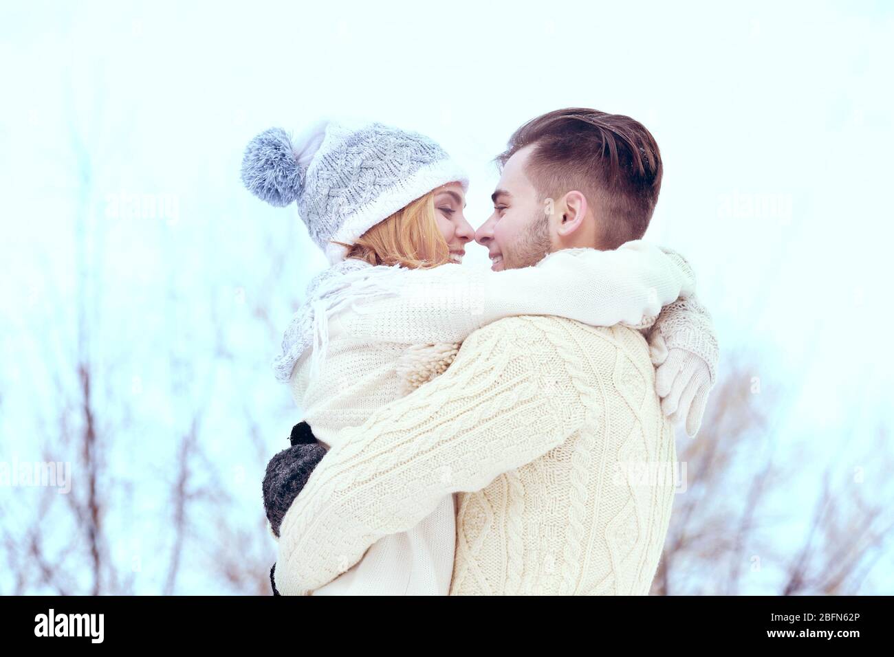 Junges Paar im Winter im Freien umarmen Stockfoto