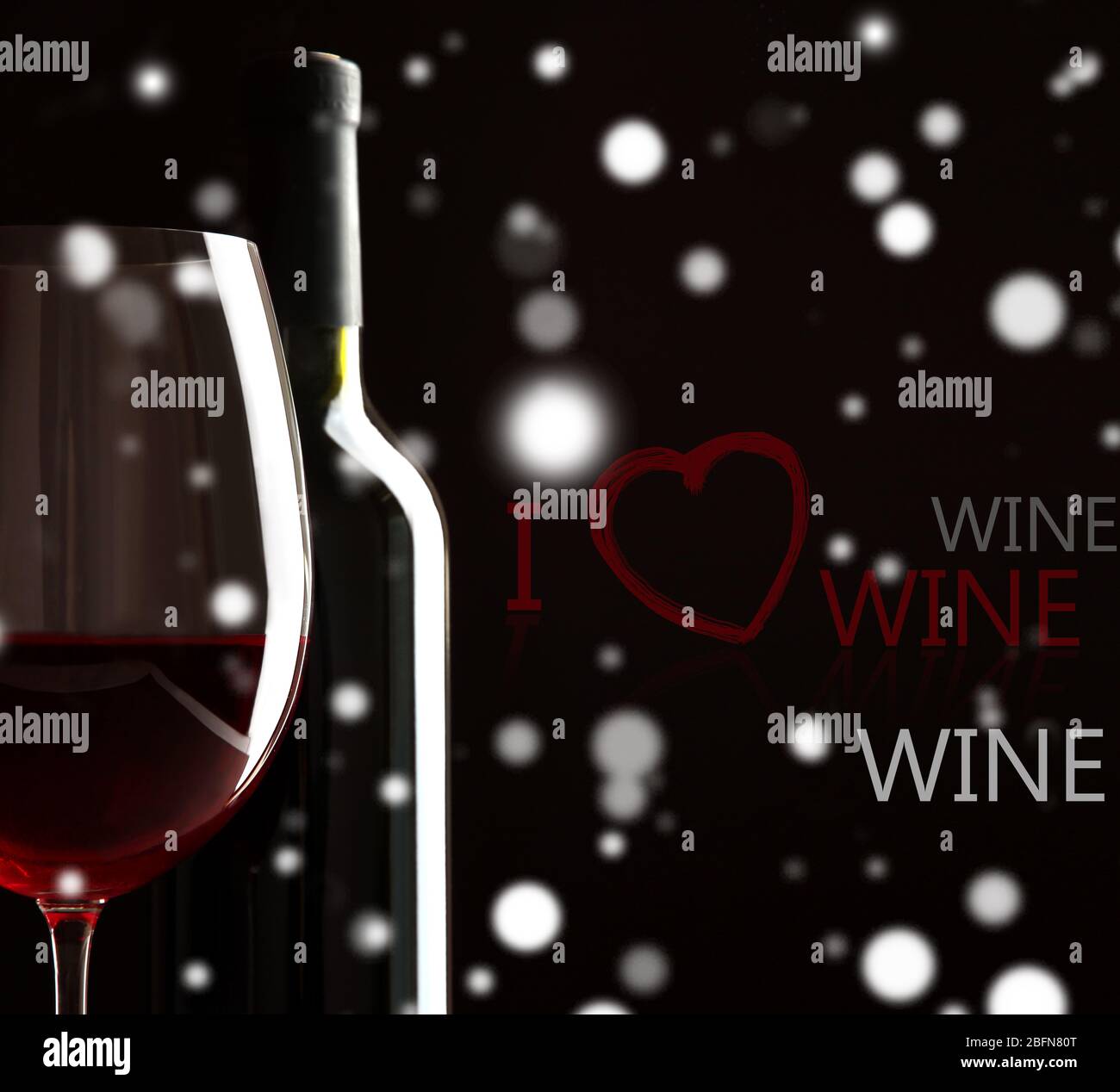 Flasche und ein Glas Rotwein. Text Ich LIEBE WEIN auf schwarzem Hintergrund. Schneeeffekt, Weihnachtsfeier Konzept. Stockfoto