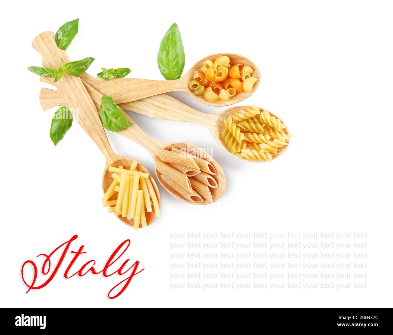 Holzlöffel mit verschiedenen Nudeln auf weißem Hintergrund. Wort ITALIEN. Italienisches Speisekonzept. Stockfoto