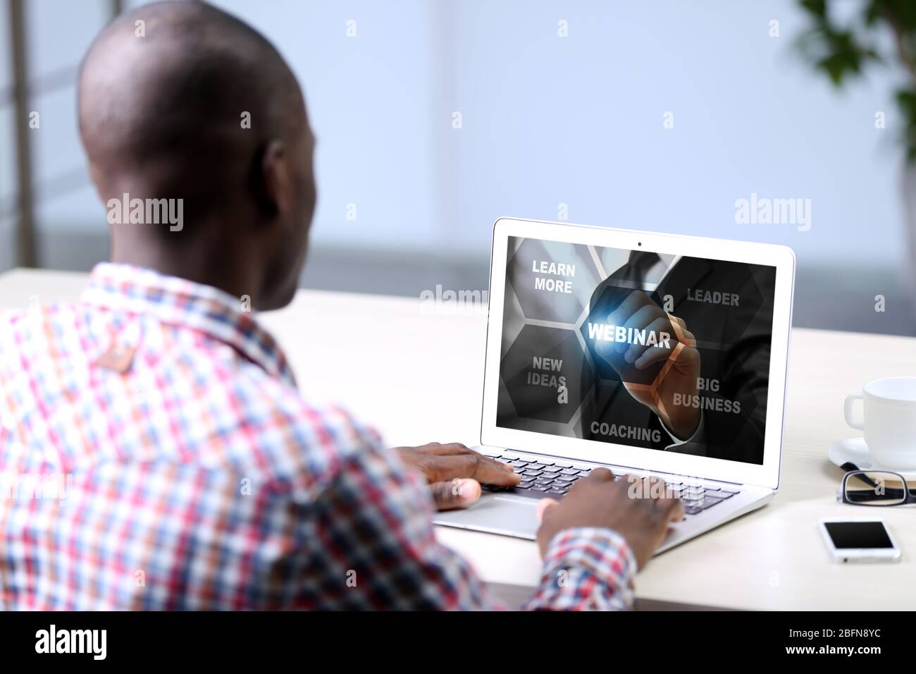 Man-Videokonferenzen auf Laptop. Webinar und Beratung online. Modernes Business-Technologie-Konzept. Stockfoto