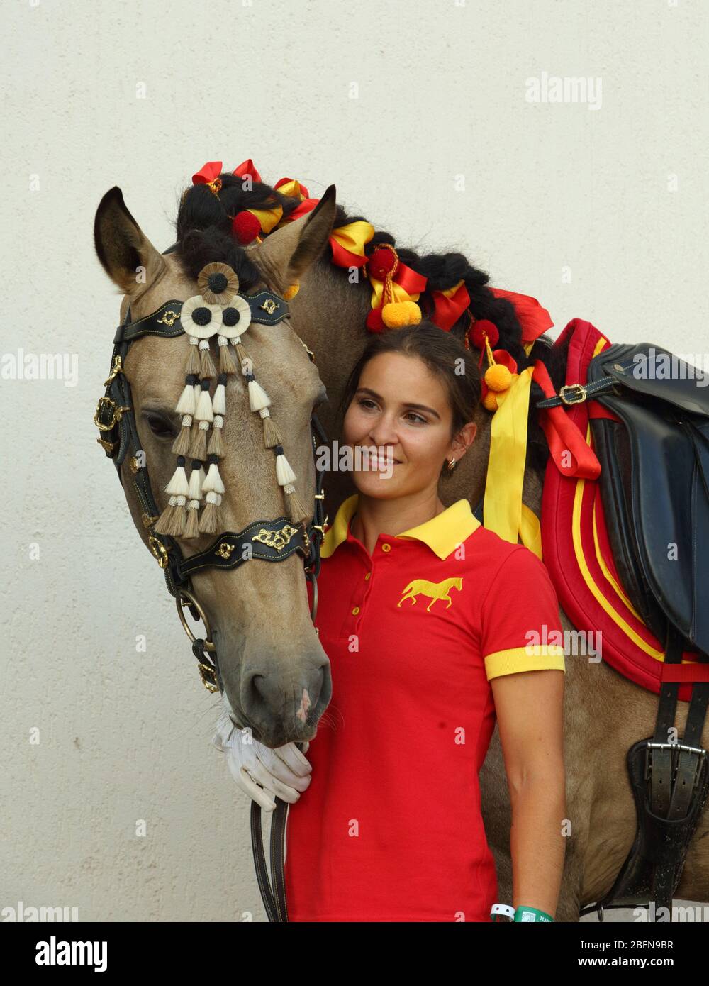 Bräutigam führen andalusisches Pferd in ländlichen Ställen Stockfoto