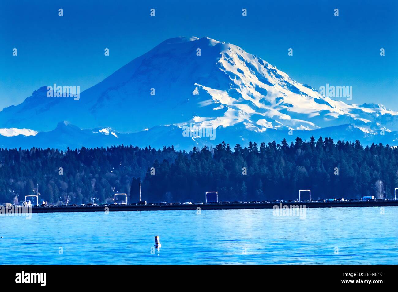 { 90 Bridge Lake Washington Snow Capped Mount Rainer Mountains Seattle Washington Stockfoto