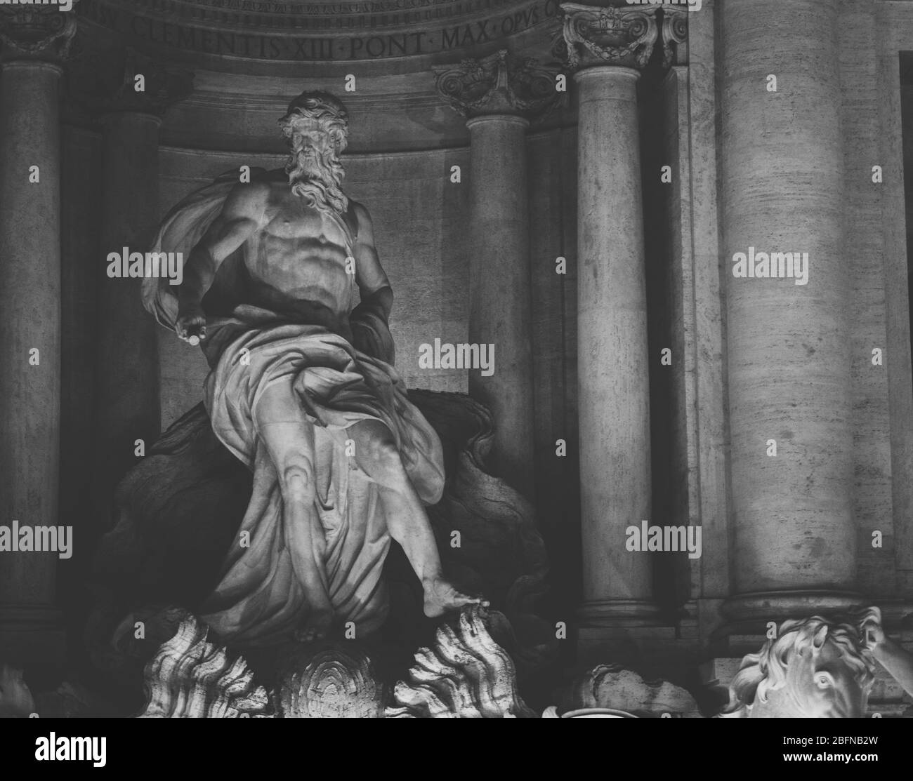 Obere Statue auf dem trevi-Brunnen in Schwarz und Weiß. Rom Italien Stockfoto