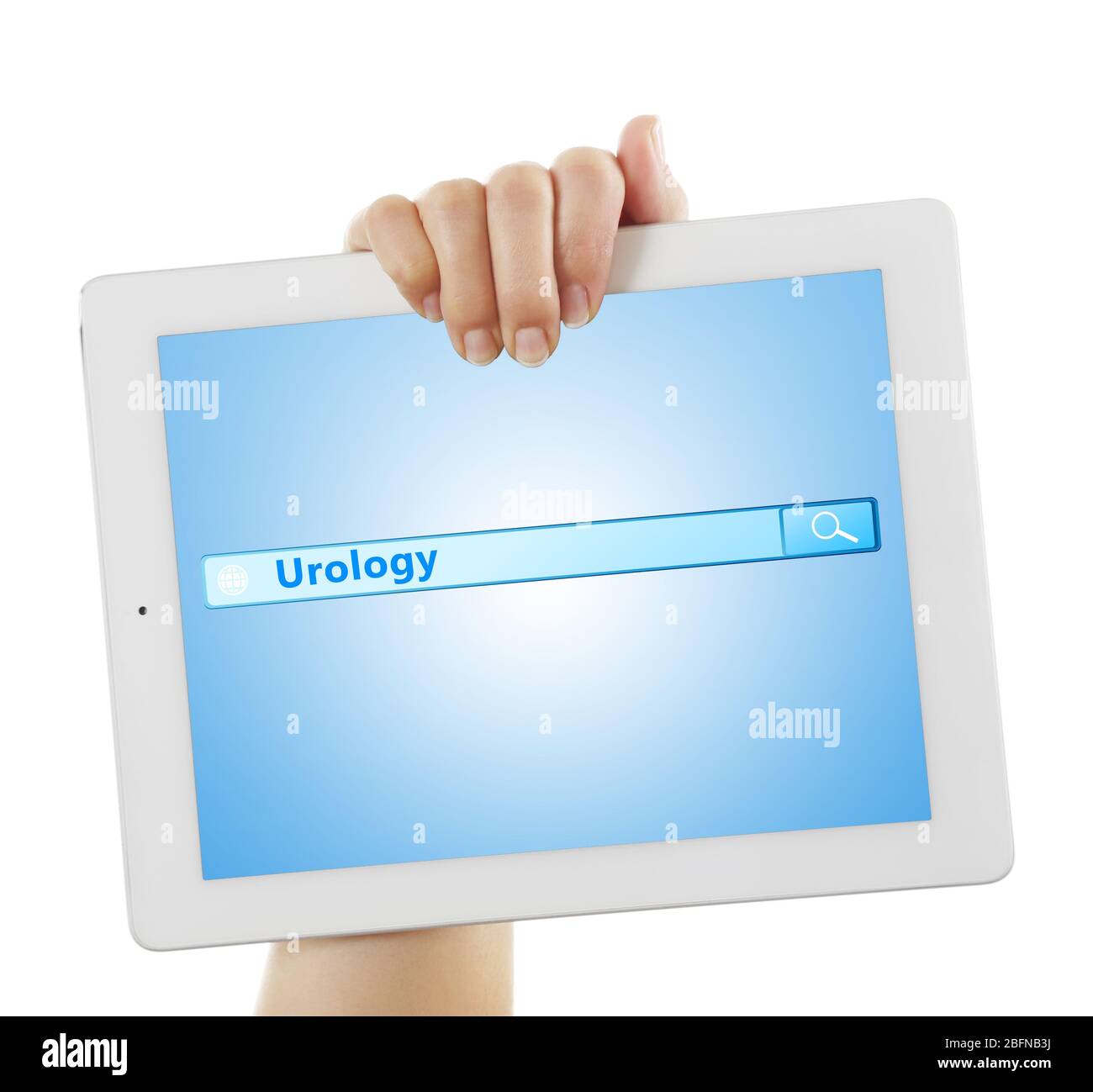 Weibliche Hand mit Tablet auf weißem Hintergrund. Word UROLOGY bei Suchmaschine. Konzept der Gesundheitsfürsorge. Stockfoto