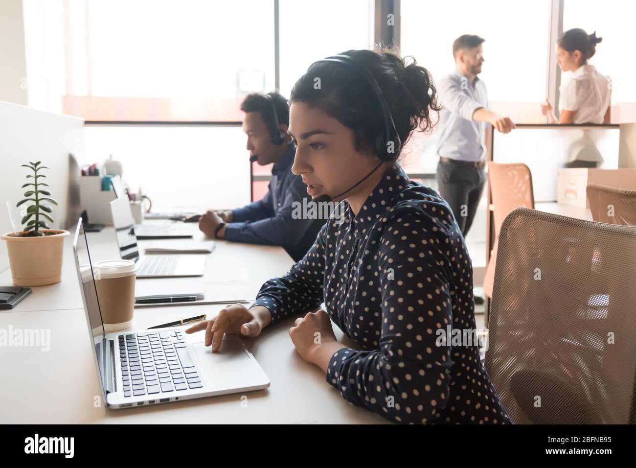 Indische Callcenter-Angestellte, die Anrufe entgegennimmt oder führt Stockfoto