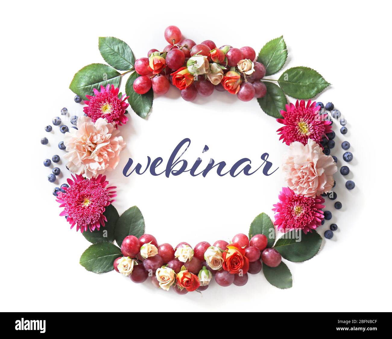 Rahmen von Blumen und Beeren mit Wort WEBINAR auf weißem Hintergrund. Floristin und Blumendesign Tutorial Konzept. Stockfoto