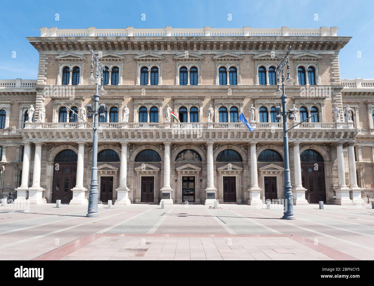 Budapest, Ungarn - 16. April 2020: Gebäude der Corvinus Universität von Budapest – schöner historischer Neorenaissance-Architekturstil. Stockfoto