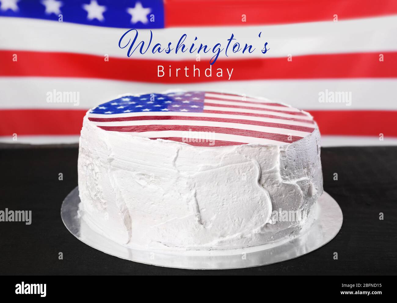 Leckerer Kuchen mit amerikanischer Flagge auf dem Tisch. Text WASHINGTONS GEBURTSTAG auf Hintergrund Stockfoto