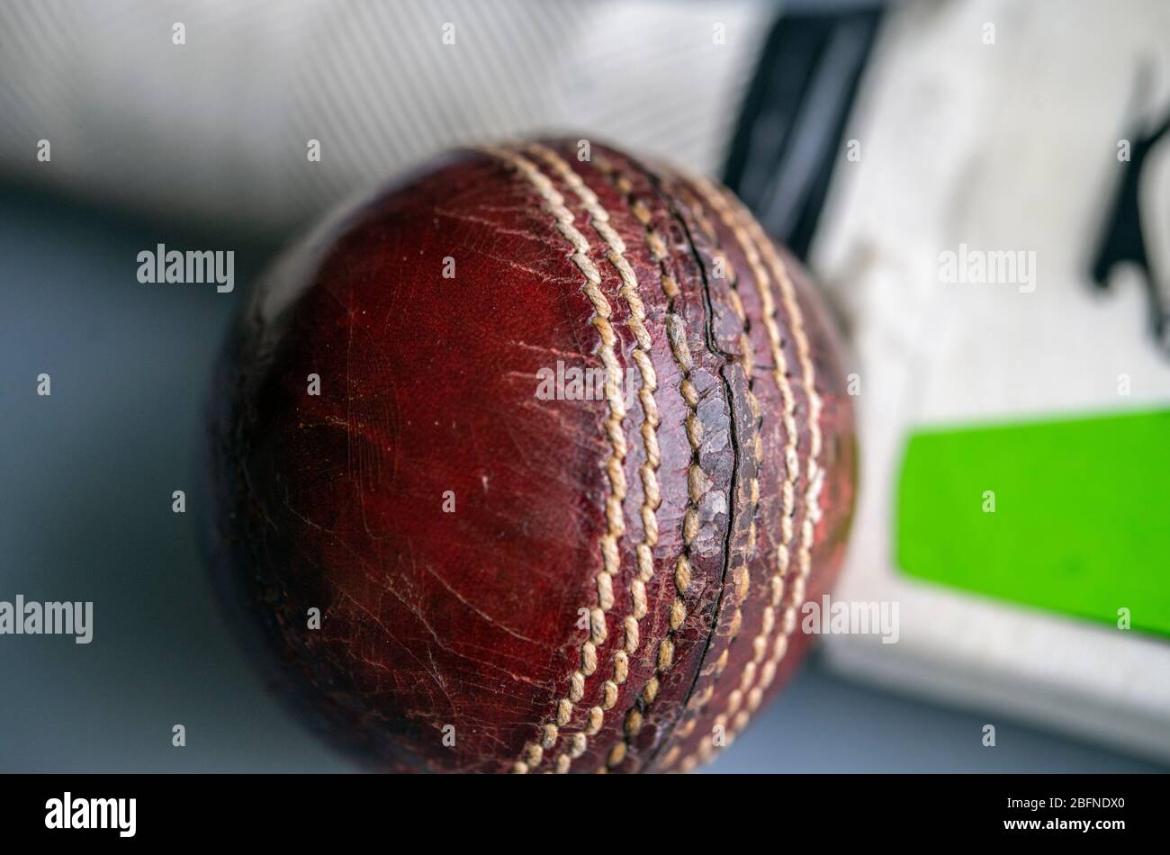 Cricket-Schläger und ball Stockfoto