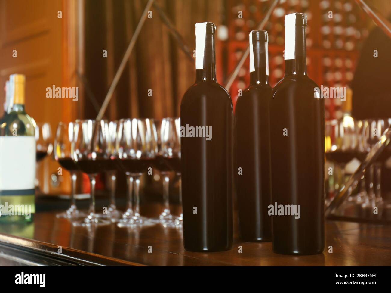 Weinflaschen auf Holztisch im Spirituosenladen Stockfoto