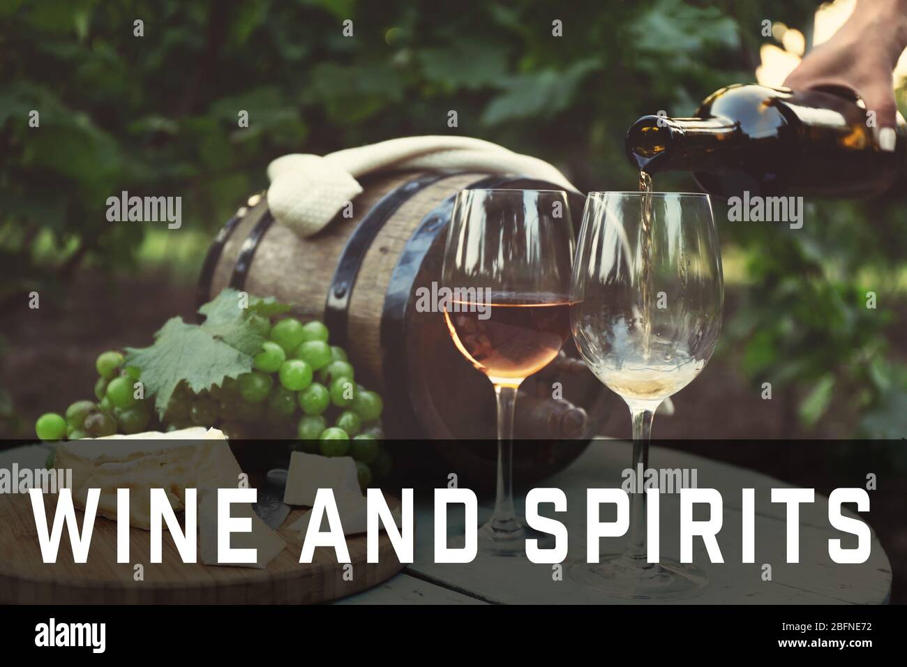 Wein in Glas gießen. Text WEIN UND SPIRITUOSEN auf Hintergrund Stockfoto