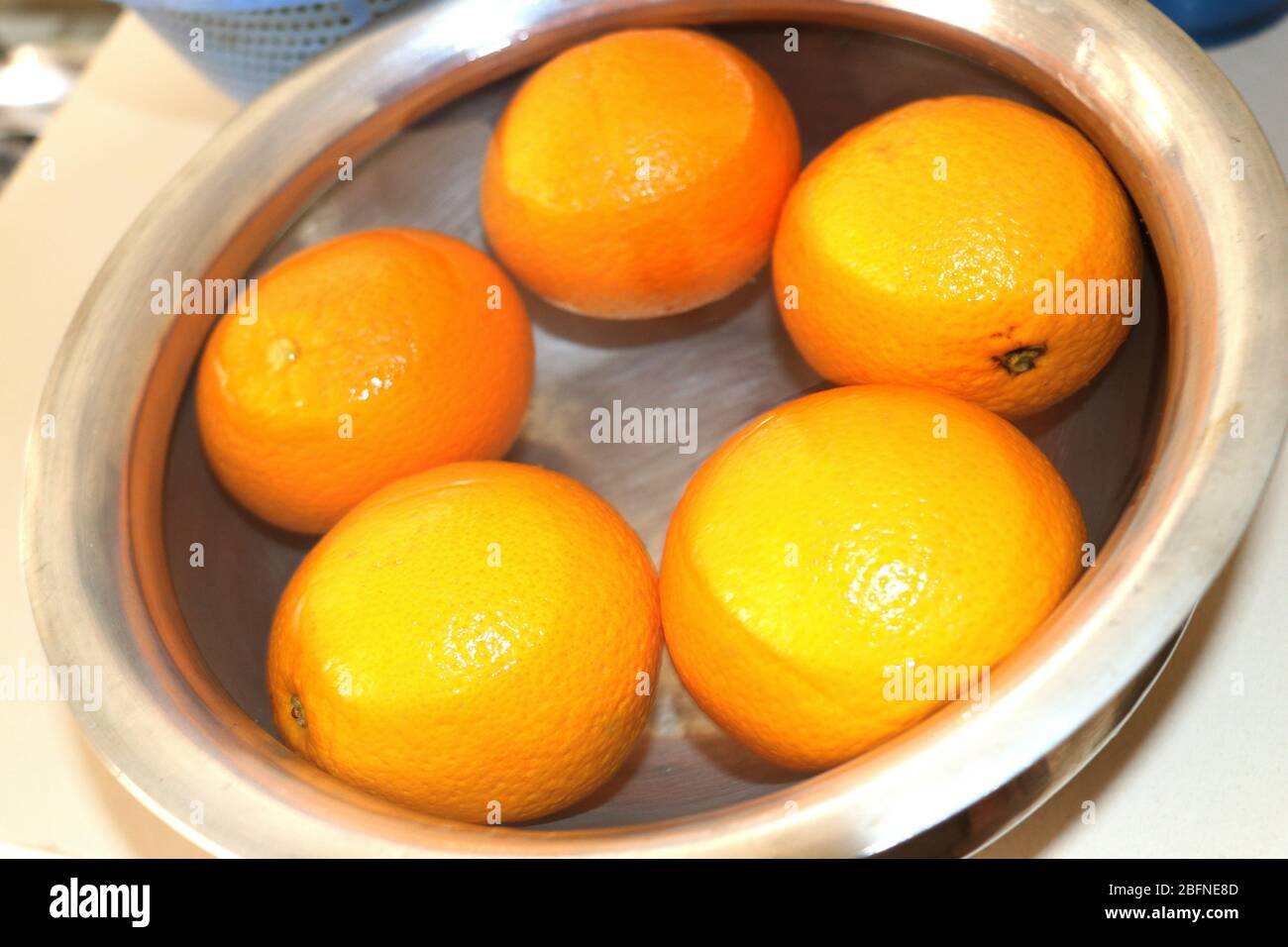 Lebensmittelsicherheit während der koronaepandemischen Situation, gelb orange Stockfoto