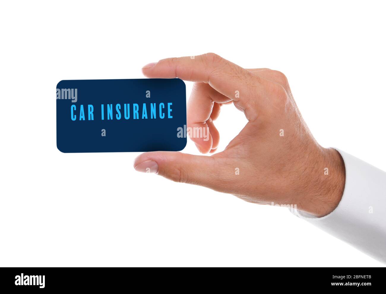 Konzept der Autoversicherung. Männliche Hand mit Visitenkarte auf weißem Hintergrund Stockfoto