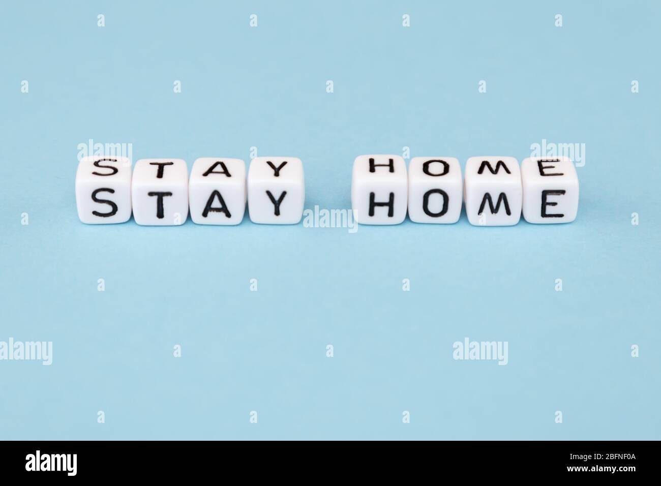 Bleiben Sie zu Hause Satz mit Würfeln auf blauem Hintergrund komponiert Stockfoto