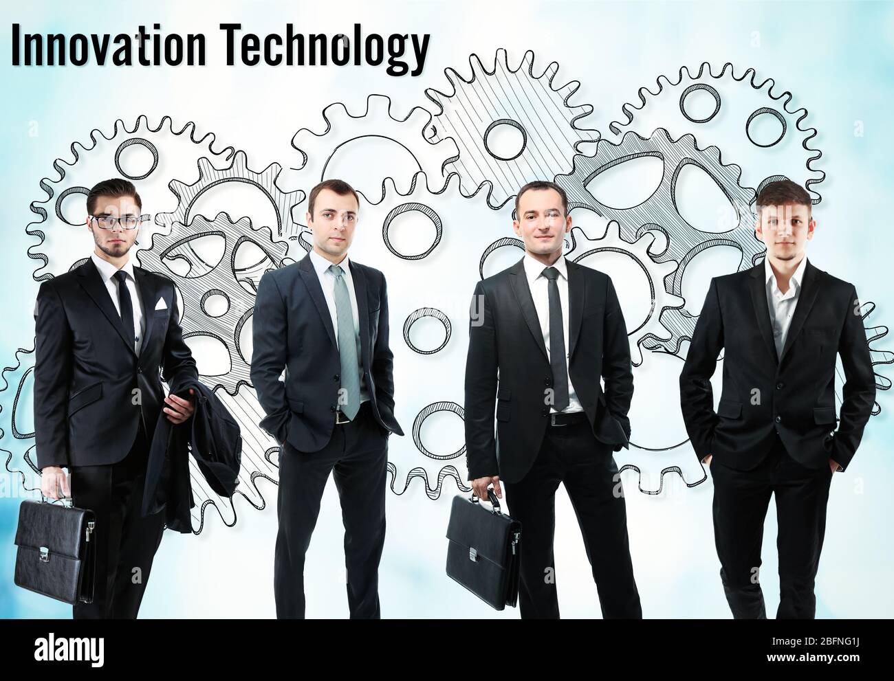 Team von Geschäftsleuten und Text INNOVATION TECHNOLOGIE auf hellem Hintergrund Stockfoto