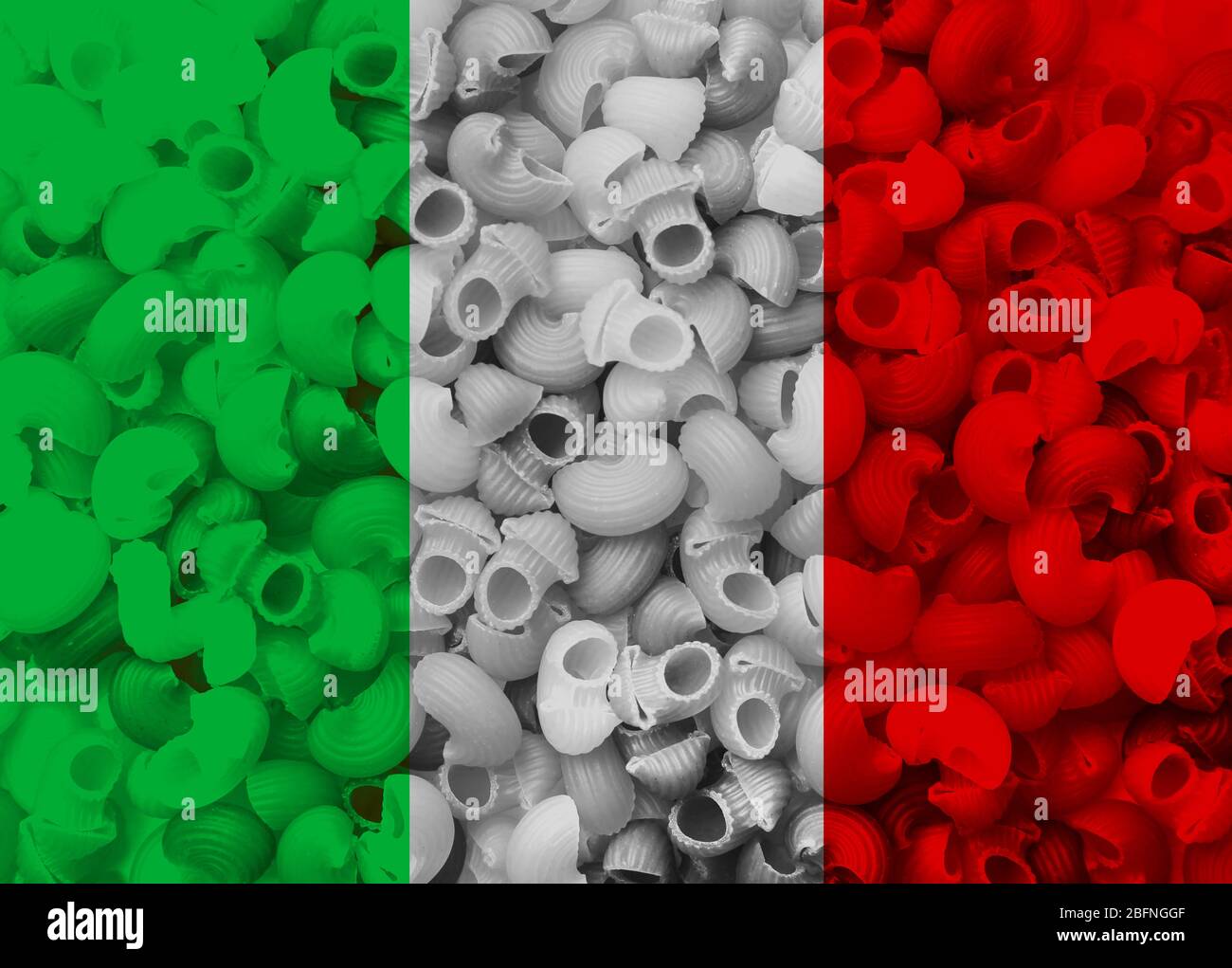 Italienische Flagge auf Pasta Hintergrund Stockfoto