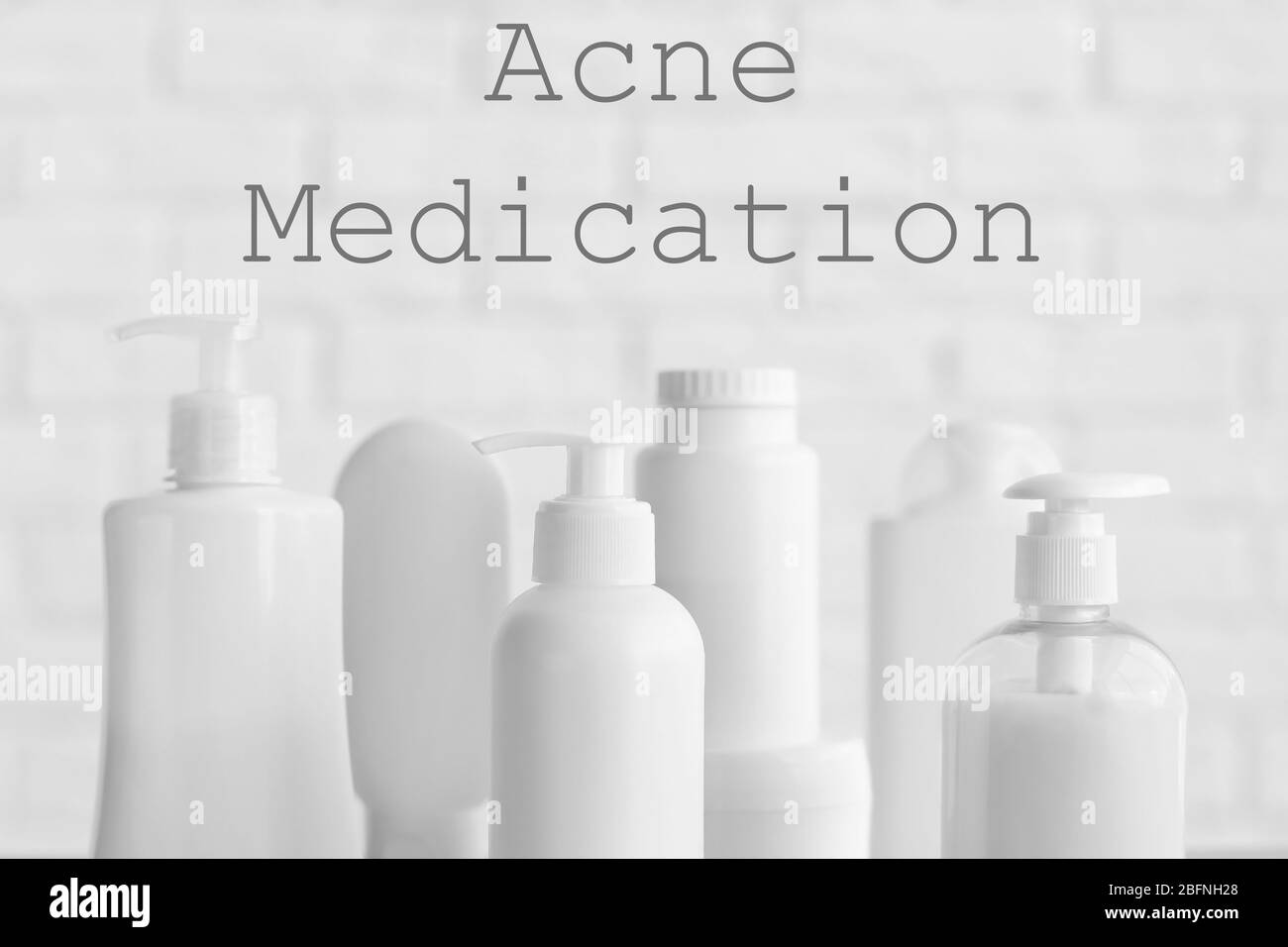 Beauty- und Hautpflege-Konzept. Akne Medikamente Kosmetik auf weißen Backstein Wand Hintergrund Stockfoto
