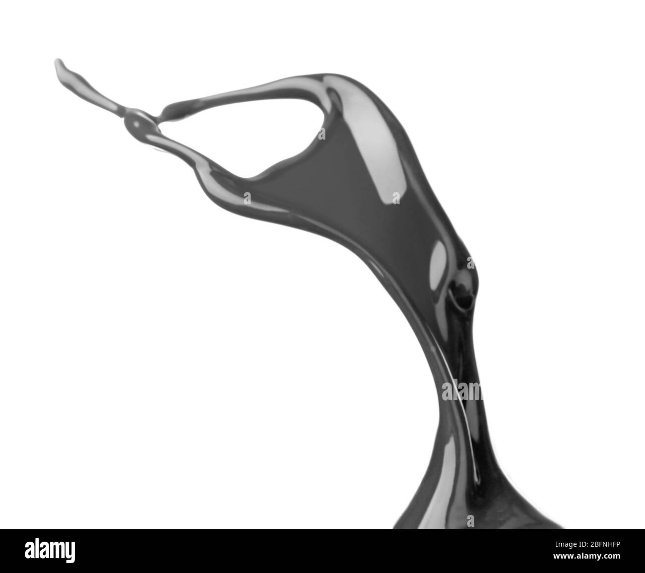 Spritzer schwarzer Flüssigkeit auf weißem Hintergrund Stockfoto