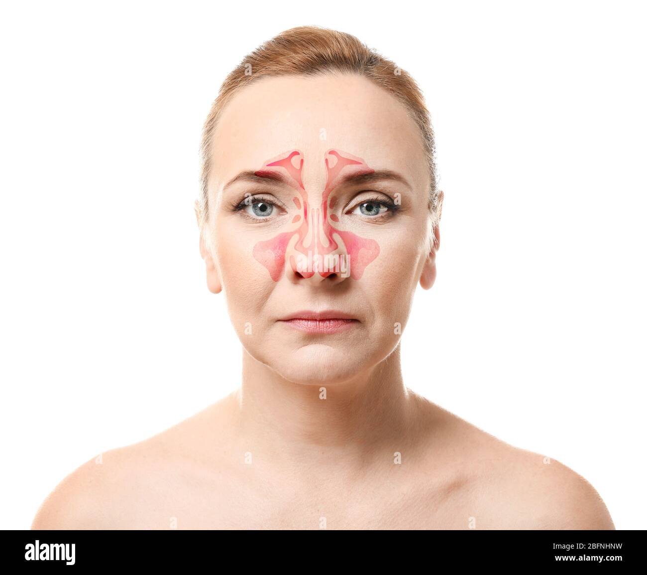 Reife Frau mit Abbildung des paranasalen Sinus auf grauem Hintergrund. Asthma-Konzept Stockfoto