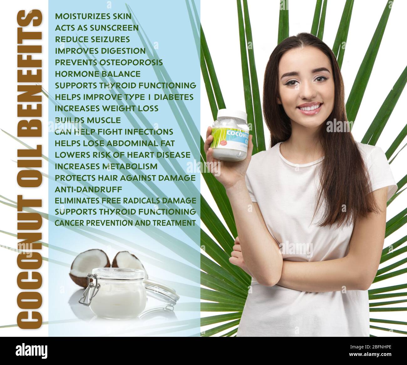 Frau hält Glas mit Kokosöl und Liste der Vorteile auf hellem Hintergrund Stockfoto