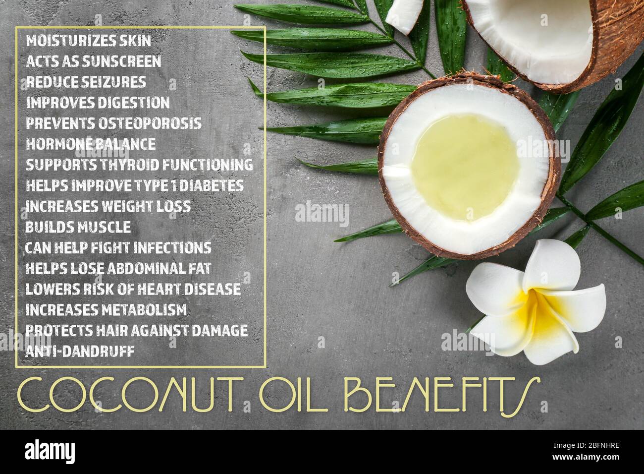 Kokosöl und Liste der Vorteile auf grauem Hintergrund Stockfoto
