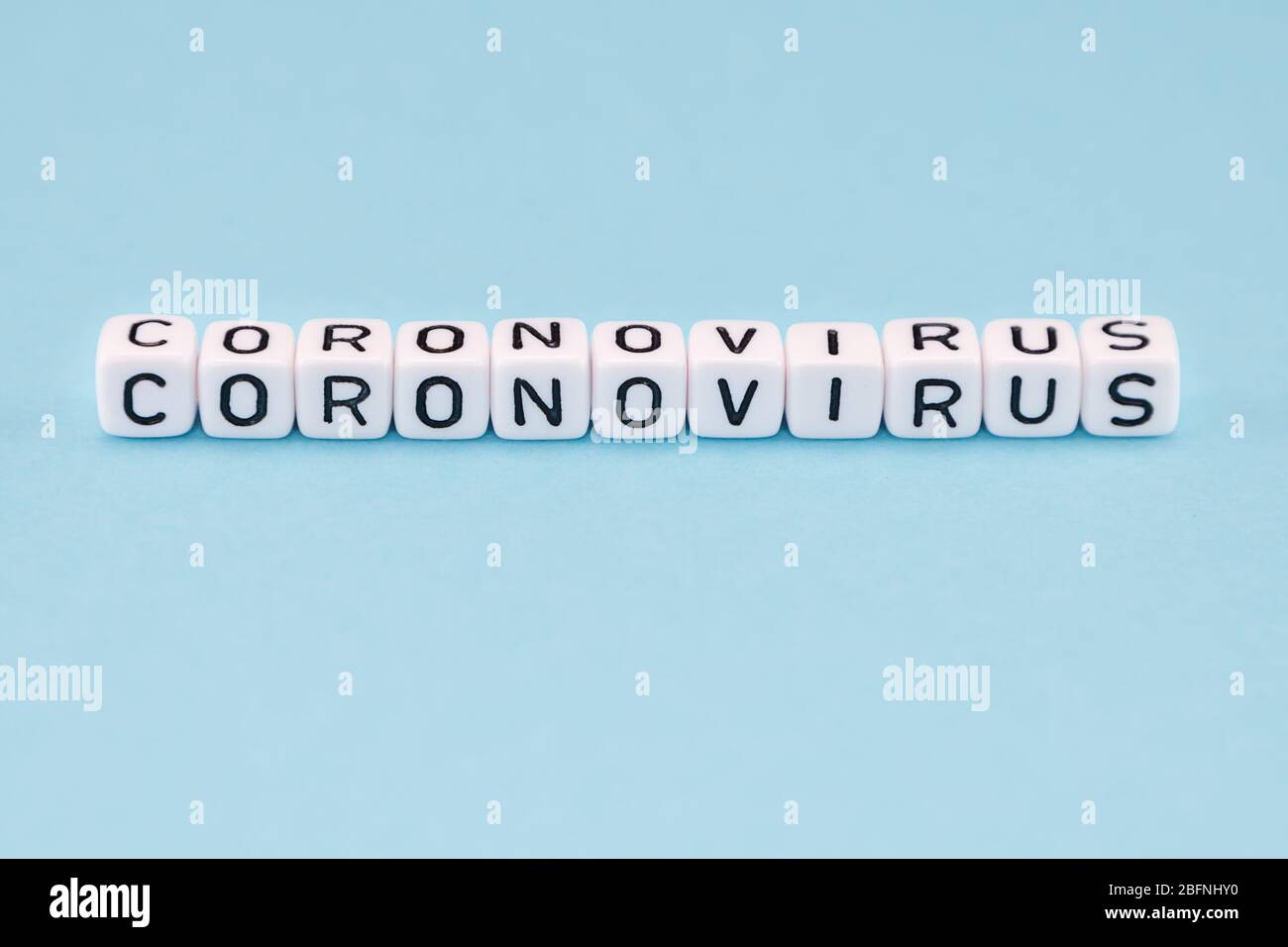 Wort mit Würfeln auf blauem Hintergrund mit Platz für Text Stockfoto
