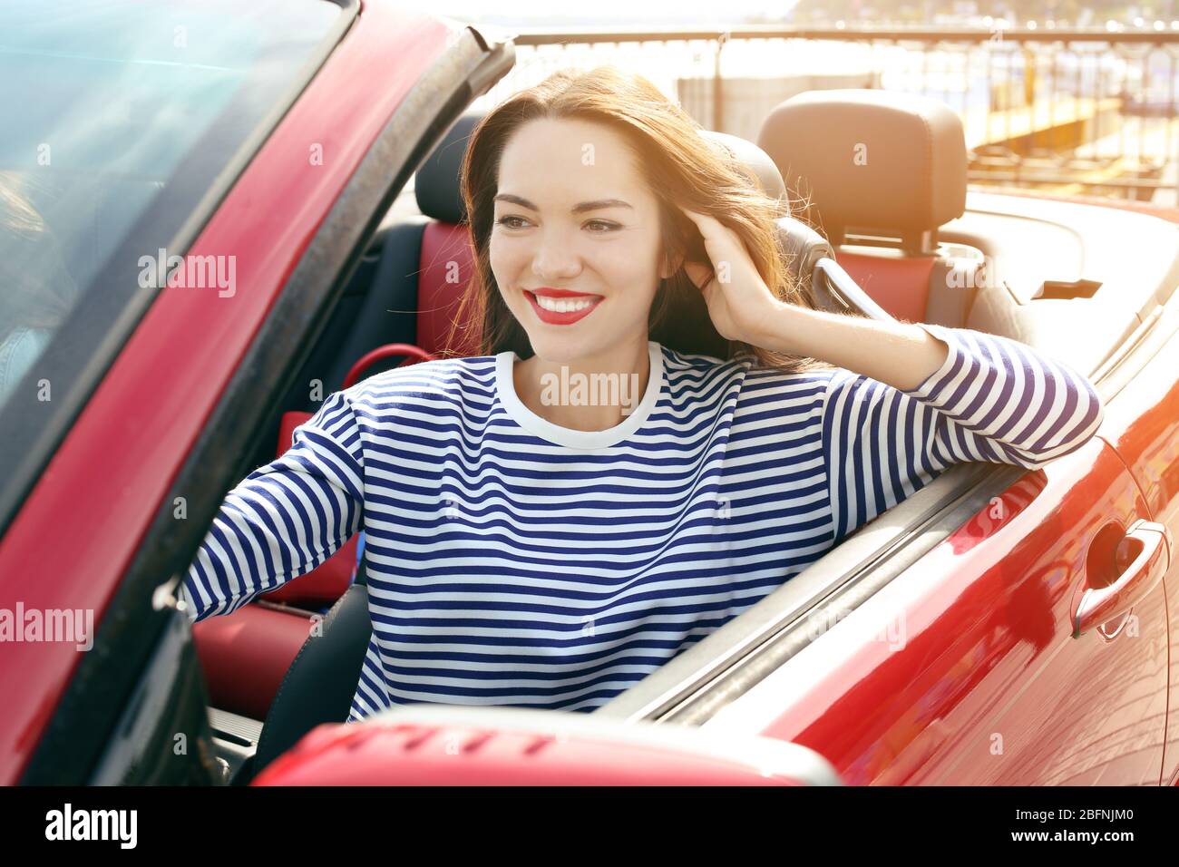 Schöne junge Frau im Auto Stockfoto