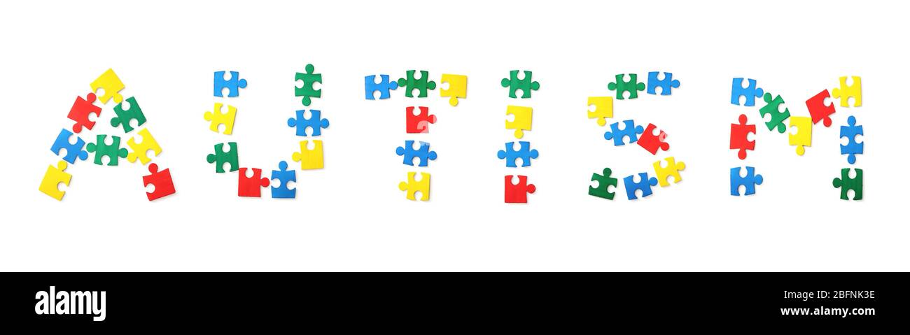 Wort AUTISMUS aus Puzzleteilen auf weißem Hintergrund Stockfoto