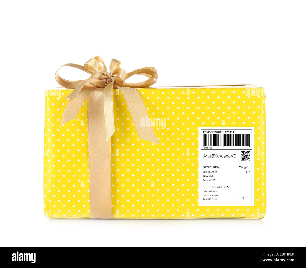 Paket-Geschenkbox mit Tracking-Code auf weißem Hintergrund Stockfoto
