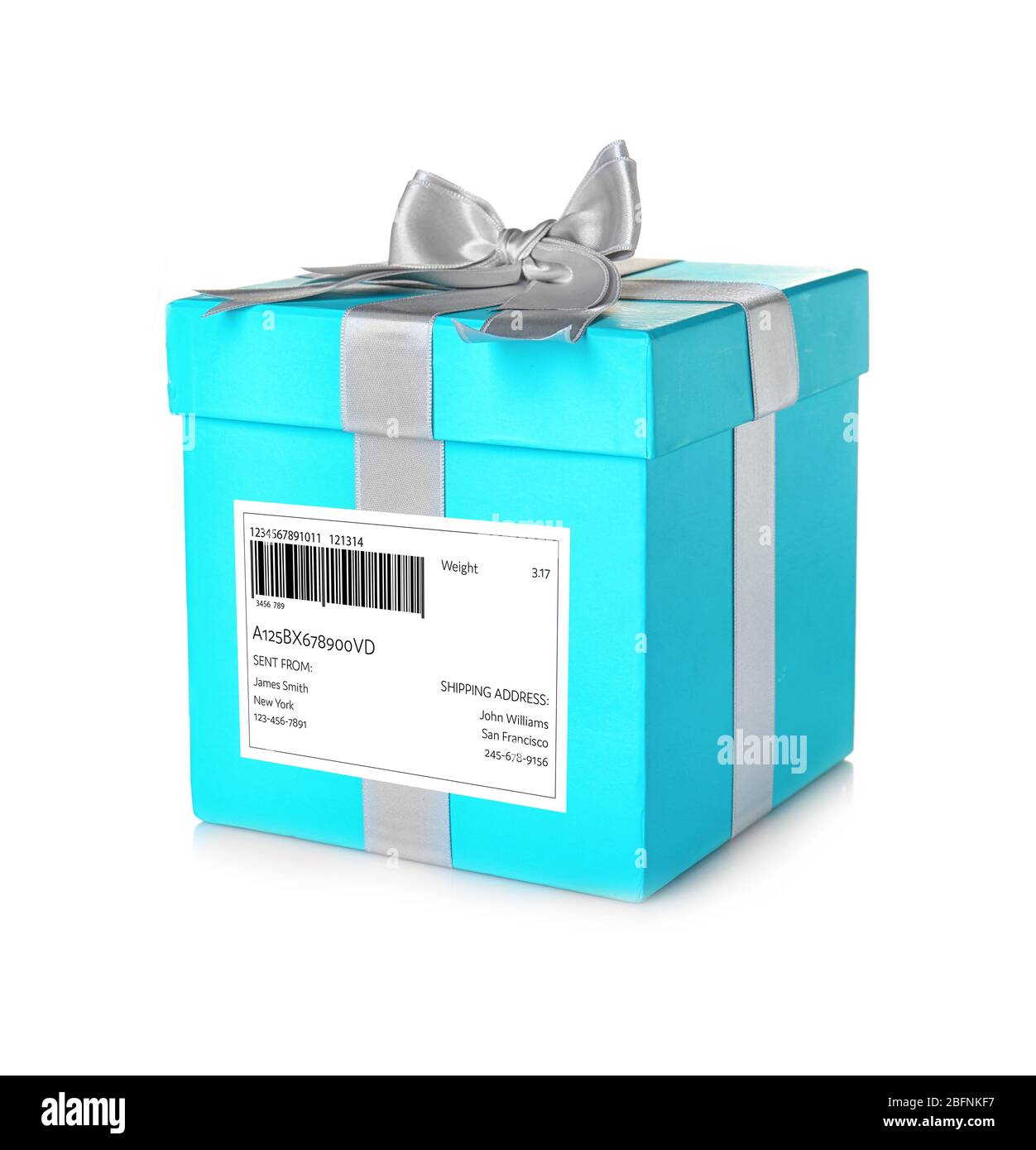 Paket-Geschenkbox mit Tracking-Code auf weißem Hintergrund Stockfoto
