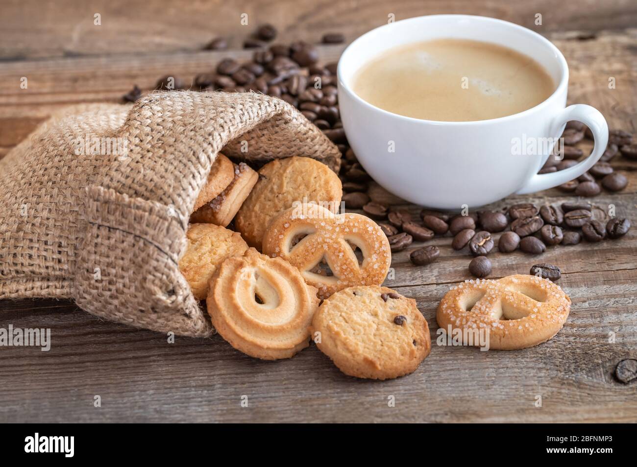Butterkekse in einem Beutel mit einer Tasse Kaffee Stockfoto