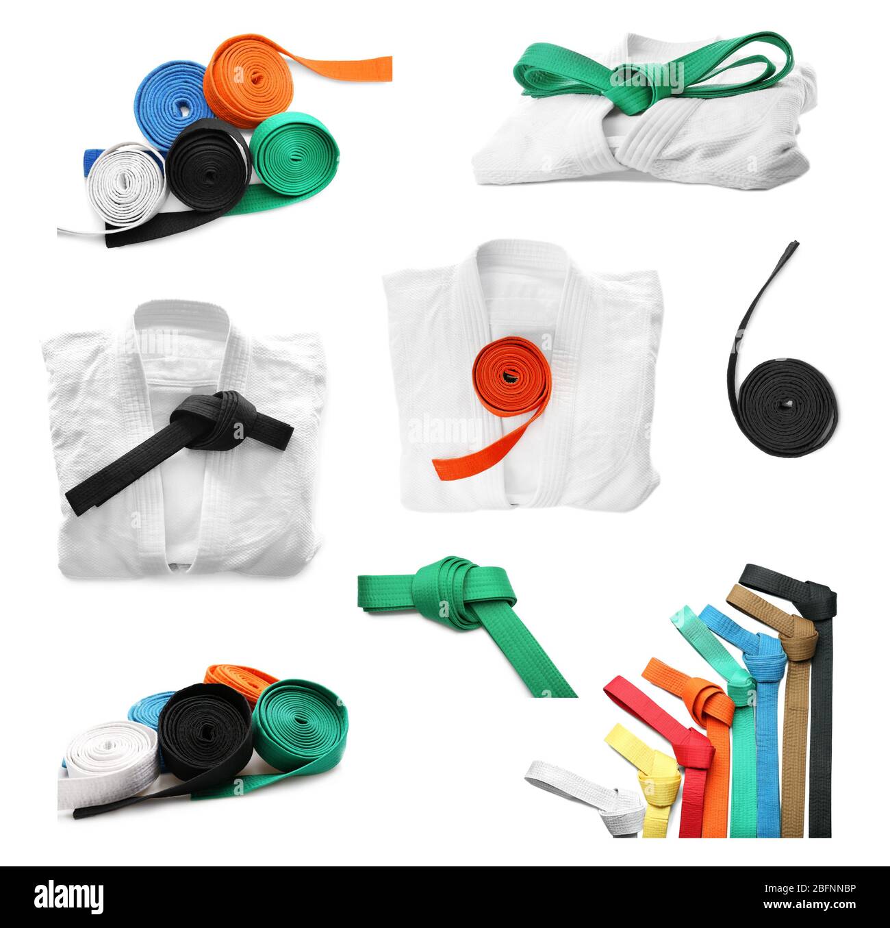 Set Karate Uniformen mit Gürtel auf weißem Hintergrund Stockfoto