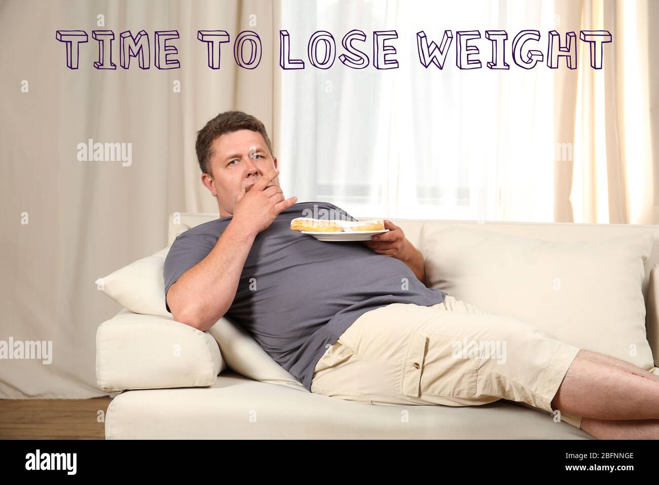 Motivation Zitat ZEIT, UM GEWICHT zu verlieren und Übergewicht Mann essen  Süßigkeiten auf dem Sofa zu Hause Stockfotografie - Alamy