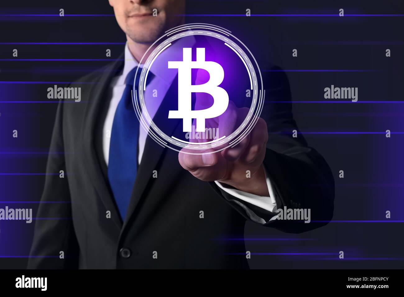 Geschäftsmann drücken Taste mit Bitcoin-Sympol auf virtuellen Bildschirm vor dunklem Hintergrund Stockfoto
